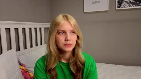 Snapshot of lil_tasty33 chatting on December 2025 10:42:02 AM Emma online show from December 2025 10:42:02 AM