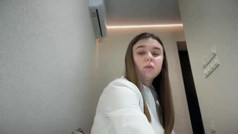 Lily online show from October 2025 06:28:02 PM