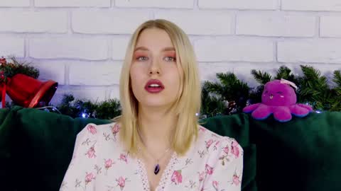 LiliLinn online show from December 2024 09:03:01 AM
