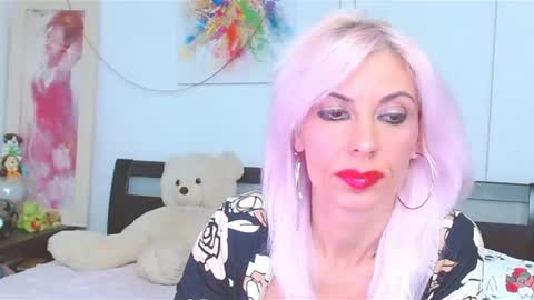 Lara online show from October 2025 04:18:02 PM