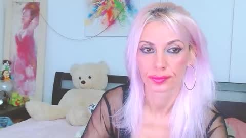Lara online show from October 2025 09:37:01 PM