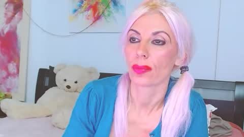 Lara online show from November 2025 08:18:01 PM