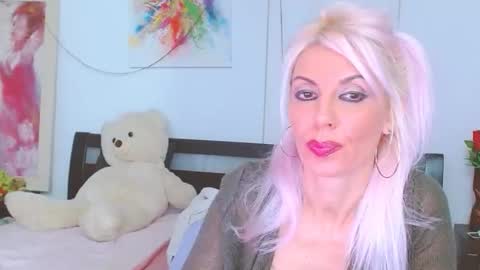 Lara online show from November 2025 09:25:02 PM