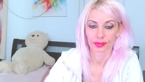 Lara online show from December 2025 08:23:01 AM