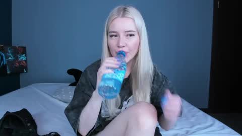 Snapshot of lillie_berry chatting on June 2026 04:27:01 AM lillie_berry online show from June 2026 04:27:01 AM