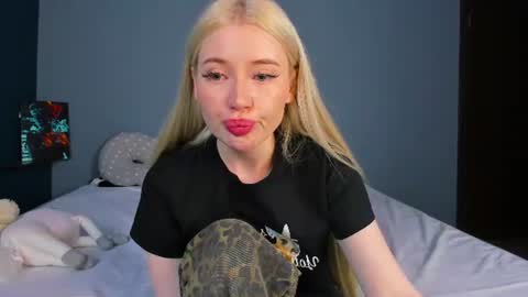 Snapshot of lillie_berry chatting on June 2026 05:19:02 AM lillie_berry online show from June 2026 05:19:02 AM