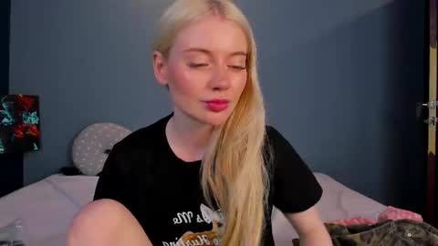Snapshot of lillie_berry chatting on July 2026 05:24:01 AM lillie_berry online show from July 2026 05:24:01 AM