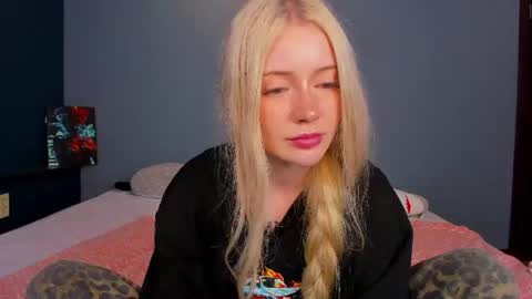 Snapshot of lillie_berry chatting on July 2026 05:34:01 AM lillie_berry online show from July 2026 05:34:01 AM
