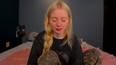 Snapshot of lillie_berry chatting on July 2026 05:09:02 AM lillie_berry online show from July 2026 05:09:02 AM