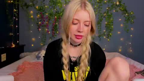 Snapshot of lillie_berry chatting on July 2026 10:21:02 AM lillie_berry online show from July 2026 10:21:02 AM