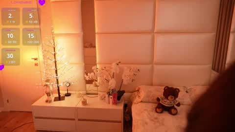 Lilly Colins online show from February 2026 07:29:02 PM