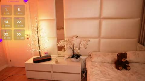 Lilly Colins online show from April 2026 07:08:02 PM