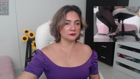 Snapshot of lilly_milf chatting on December 2024 11:51:01 PM Lilly online show from December 2024 11:51:01 PM