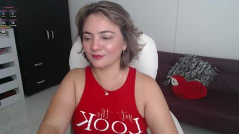 Snapshot of lilly_milf chatting on February 2025 02:46:02 PM Lilly online show from February 2025 02:46:02 PM