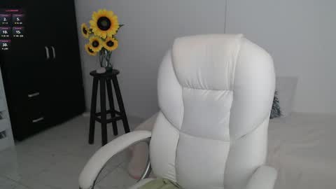 Snapshot of lilly_milf chatting on March 2025 06:54:01 PM Lilly online show from March 2025 06:54:01 PM