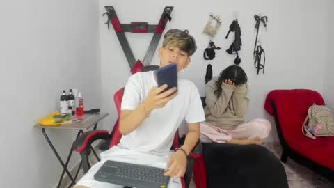 Lily and Lina online show from December 2025 12:14:02 PM