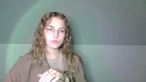 small lily online show from September 2025 06:04:01 AM