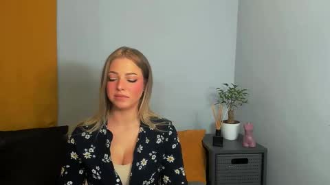 Snapshot of lilylovely26 chatting on March 2025 05:04:01 PM Lily online show from March 2025 05:04:01 PM