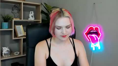 Snapshot of lilysweetxo chatting on June 2026 01:54:01 PM Lily online show from June 2026 01:54:01 PM