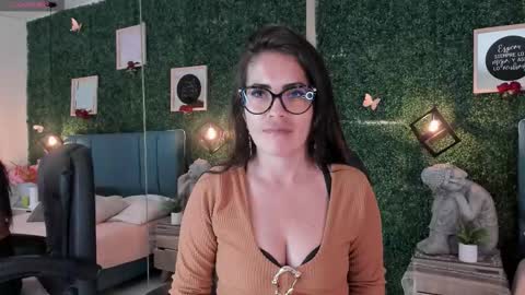 Lina  online show from October 2025 11:44:01 AM