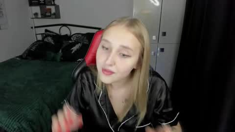 Lina online show from September 2025 09:48:02 PM