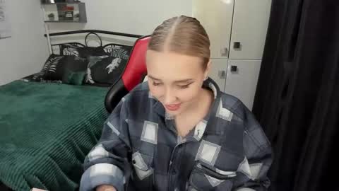 Lina online show from September 2025 09:39:02 PM