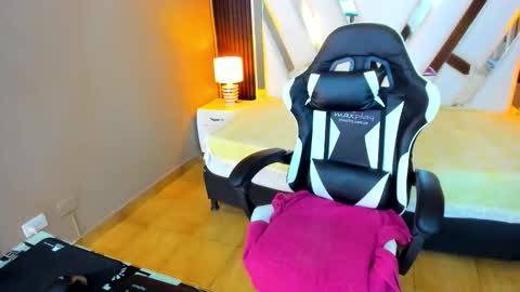  Linda  online show from November 2025 05:59:01 PM