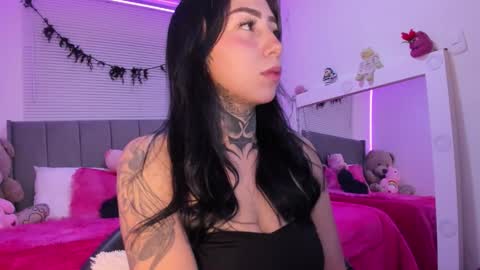 Lindaa maria  online show from September 2025 01:50:01 AM