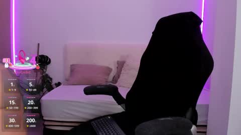 Linda  --  online show from October 2025 09:32:01 AM