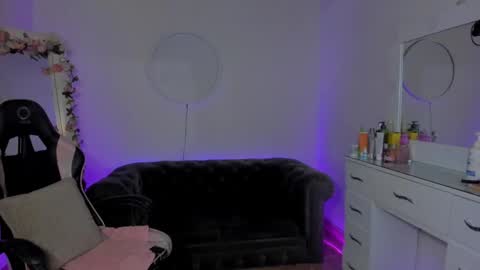 Lindsay    online show from February 2025 01:40:01 AM