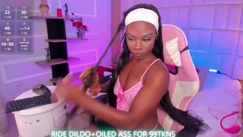 Snapshot of linsyadams chatting on February 2025 09:10:01 PM online show from February 2025 09:10:01 PM