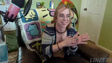 Snapshot of linzy19 chatting on February 2025 08:31:01 PM Linzy19 online show from February 2025 08:31:01 PM