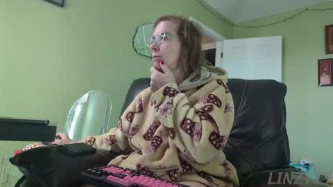 Linzy19 online show from November 2025 04:27:02 PM