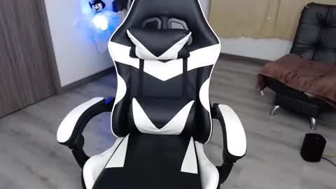 Amelie  online show from October 2025 12:18:01 AM