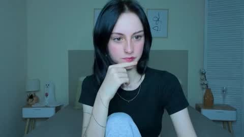 little_mollee online show from November 2025 04:12:01 AM