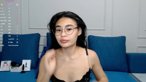 Kwan online show from November 2025 04:07:01 PM