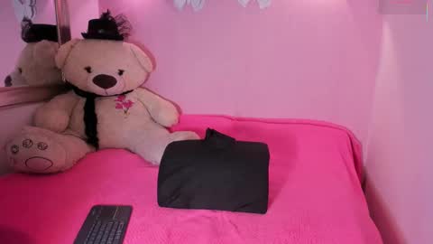 Ari online show from November 2025 07:03:03 PM