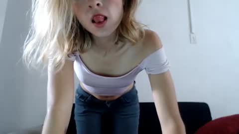 Snapshot of littlebell44 chatting on May 2026 02:01:02 PM sofia online show from May 2026 02:01:02 PM