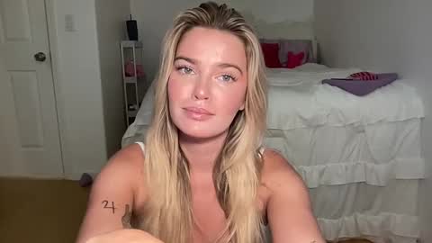 Marciabrady online show from September 2025 07:02:02 PM