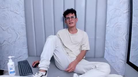 MAX online show from November 2025 08:53:02 PM