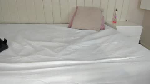 Snapshot of littleoliviia_ chatting on February 2025 01:19:01 PM im olivia IG littleolivia01 online show from February 2025 01:19:01 PM