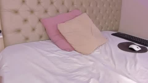 Snapshot of littleoliviia_ chatting on February 2025 07:59:02 PM im olivia IG littleolivia01 online show from February 2025 07:59:02 PM