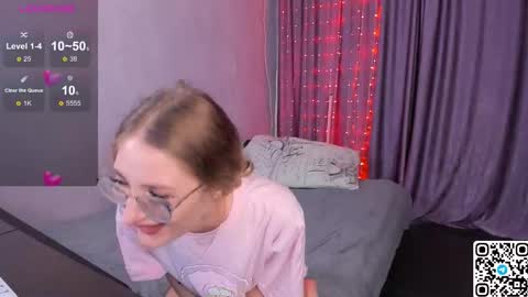 Snapshot of livyybosom chatting on September 2025 07:52:02 PM My name is Livy Nice to meet you Thumbs up please its important online show from September 2025 07:52:02 PM