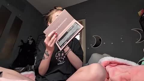 Snapshot of lizzyylovesick chatting on December 2024 02:05:02 PM lizzybunny online show from December 2024 02:05:02 PM