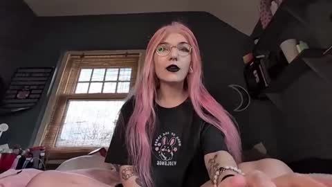 Snapshot of lizzyylovesick chatting on December 2024 02:10:02 PM lizzybunny online show from December 2024 02:10:02 PM