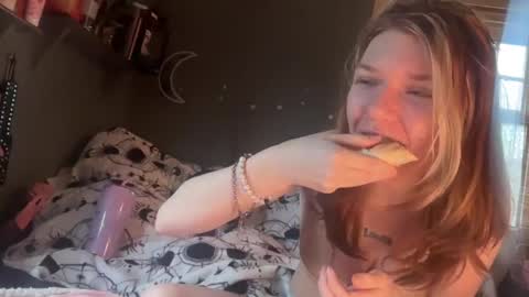 Snapshot of lizzyylovesick chatting on January 2025 02:00:01 PM lizzybunny online show from January 2025 02:00:01 PM