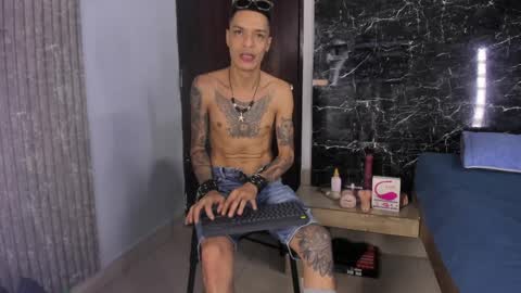 logan_wollff online show from April 2026 07:58:01 PM