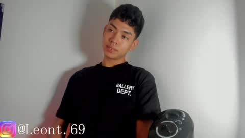 logantwink18 online show from April 2026 11:45:02 AM