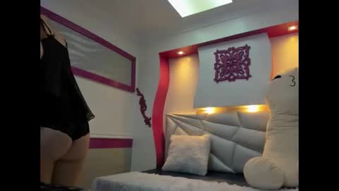 Lola  online show from November 2025 07:57:01 PM