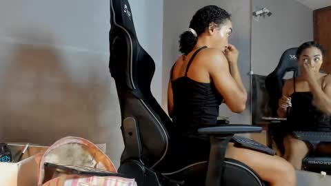 Snapshot of lolareyes1 chatting on December 2025 04:10:01 AM lolareyes1 online show from December 2025 04:10:01 AM